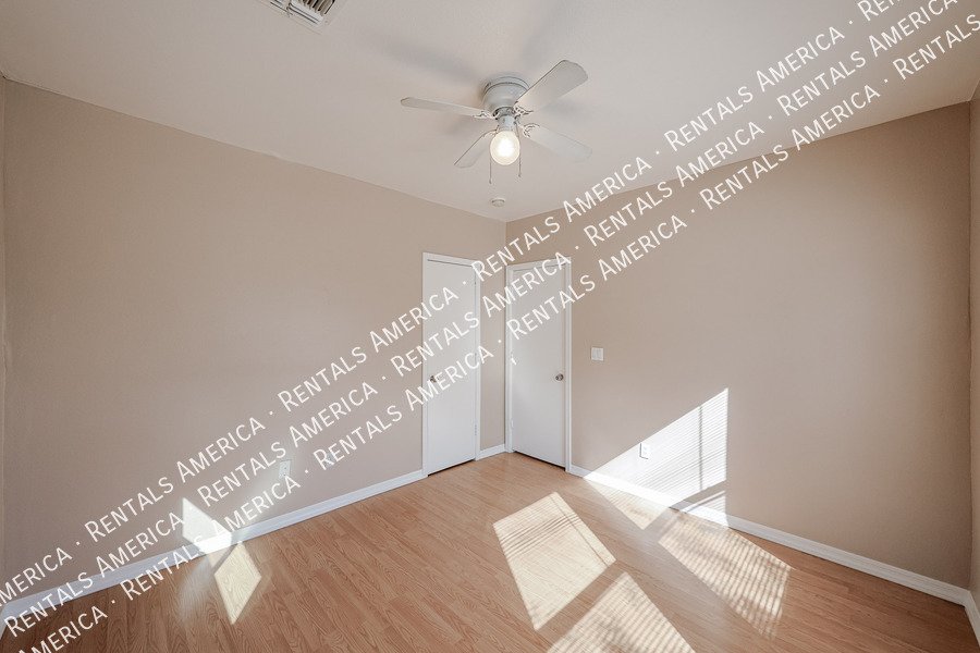 Charming 2 bedroom 1 bath house with a white picket fence yard!!! property image