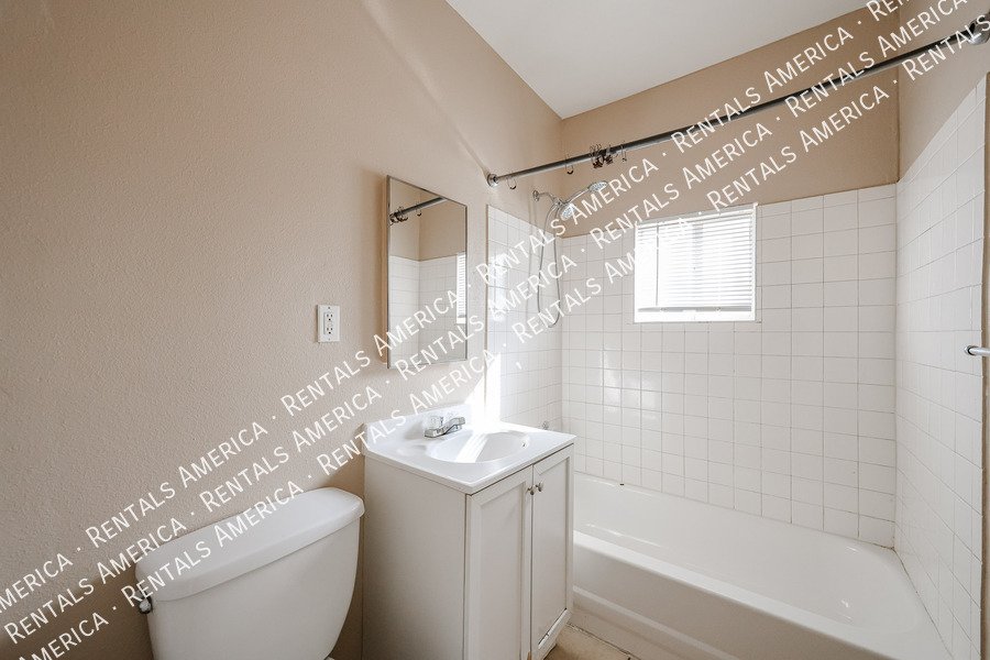 Charming 2 bedroom 1 bath house with a white picket fence yard!!! property image