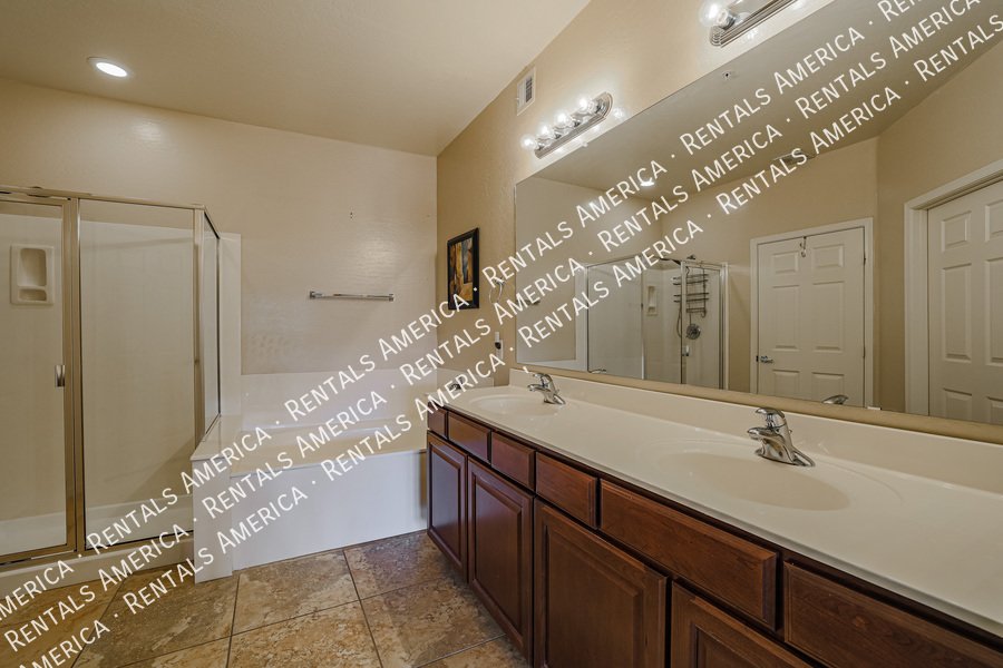 Stunning 2 bed/ 2 bath, Gated Community, in Scottsdale! property image