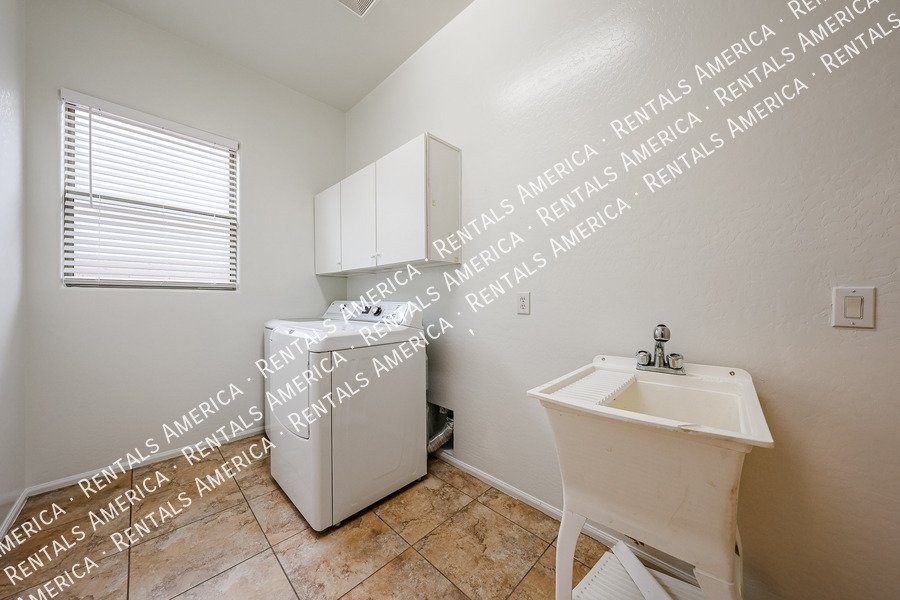 MI SPECIAL! Spacious 3BD 2BA  + Den Single Level Home in Seville1 property image