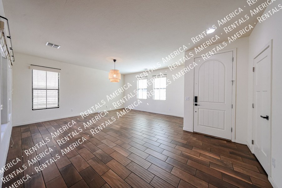 Move In Special! 3 Bed 2.5 Bath Loft! Amenities! property image