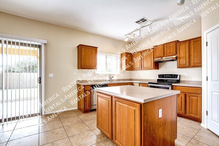 Spacious 5 bedroom home in Felty Farms!!! property image