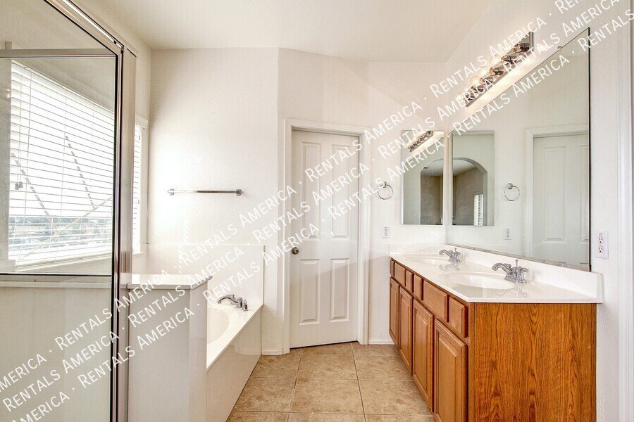 Spacious 5 bedroom home in Felty Farms!!! property image