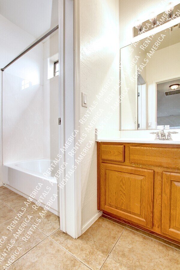 Spacious 5 bedroom home in Felty Farms!!! property image