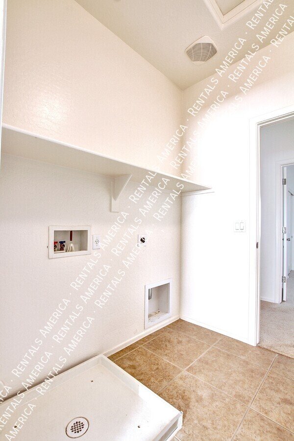 Spacious 5 bedroom home in Felty Farms!!! property image