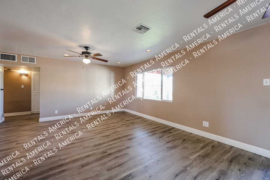 Available! 3 Bedroom 2 Bath Large yard in Scottsdale!! property image