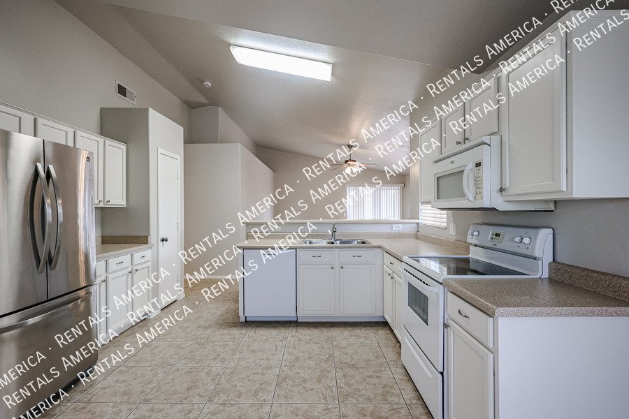 1st FULL MONTH RENT FREE! Adorable 3 bedroom home in East Mesa! property image