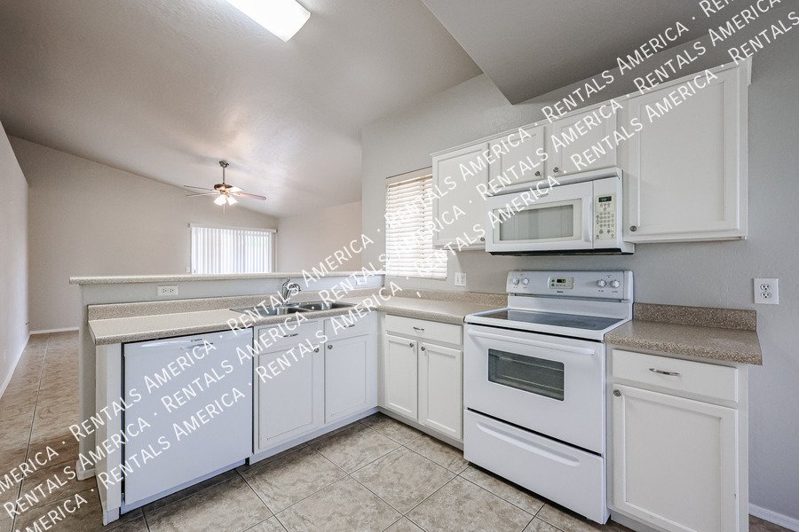 1st FULL MONTH RENT FREE! Adorable 3 bedroom home in East Mesa! property image