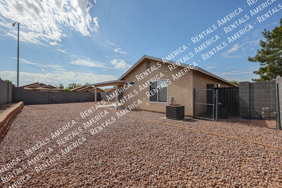1st FULL MONTH RENT FREE! Adorable 3 bedroom home in East Mesa! property image
