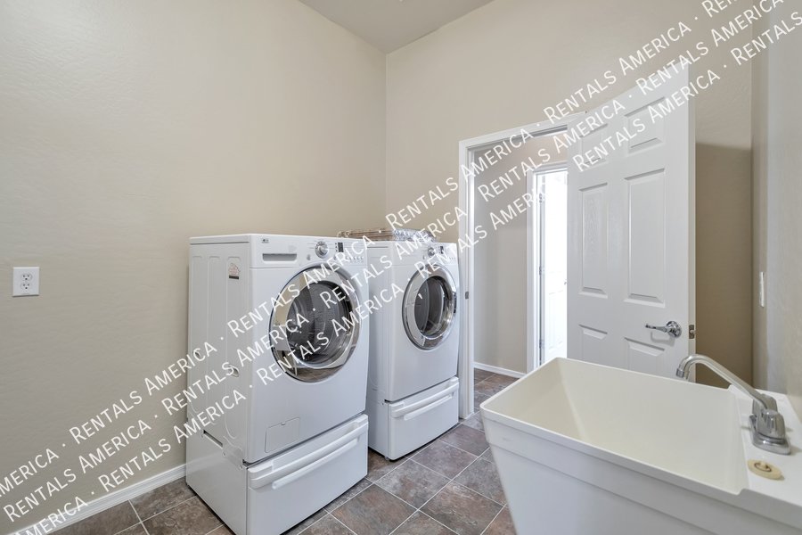 LARGE MOVE IN SPECIAL property image