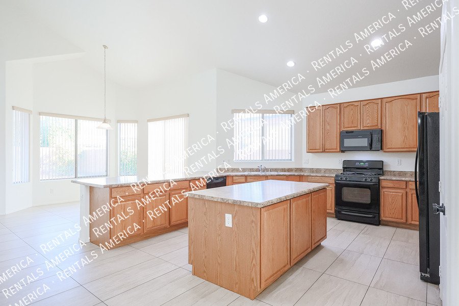 $500 off 1st Months Rent. 5 bedroom 2.5 Home In Greer Ranch South property image