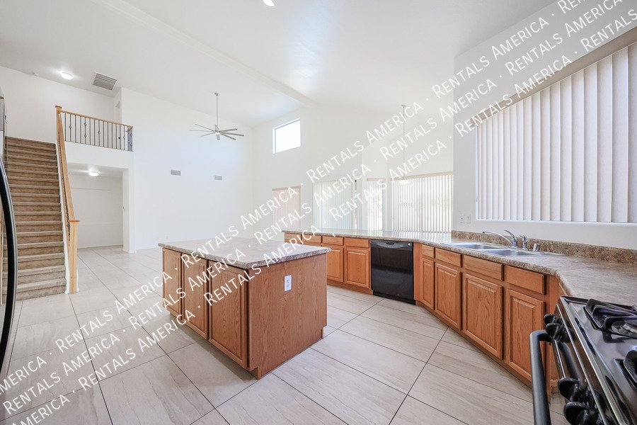 $500 off 1st Months Rent. 5 bedroom 2.5 Home In Greer Ranch South property image