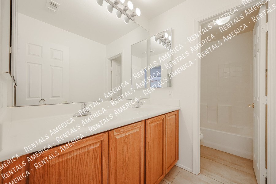 $500 off 1st Months Rent. 5 bedroom 2.5 Home In Greer Ranch South property image