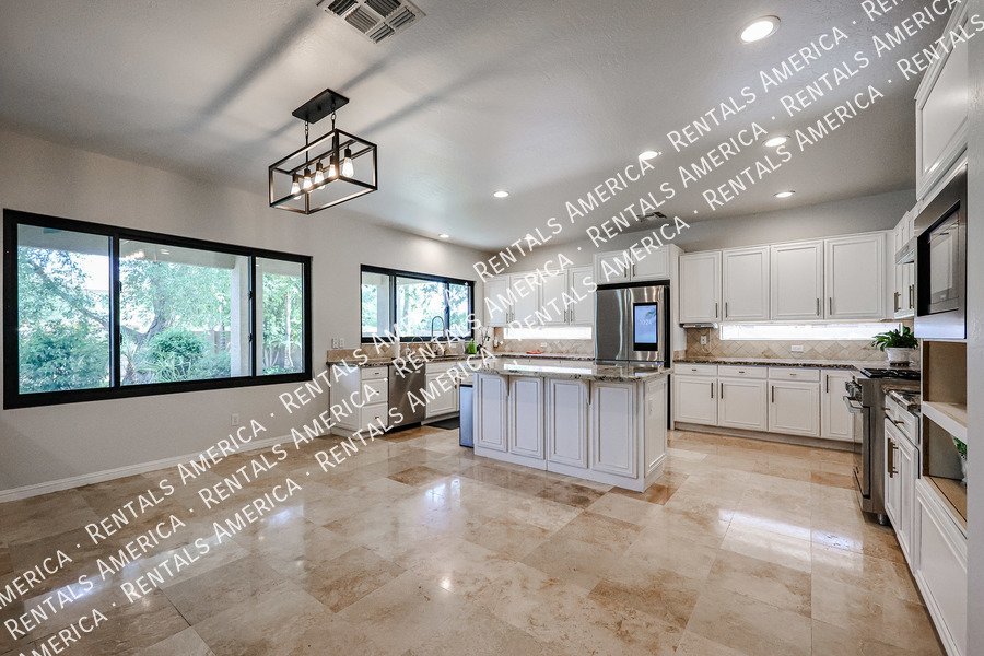 MOVE IN SPECIAL- 5 bedroom 3.5 bath home in Gilbert property image