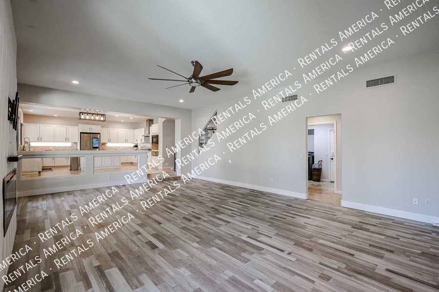 MOVE IN SPECIAL- 5 bedroom 3.5 bath home in Gilbert property image