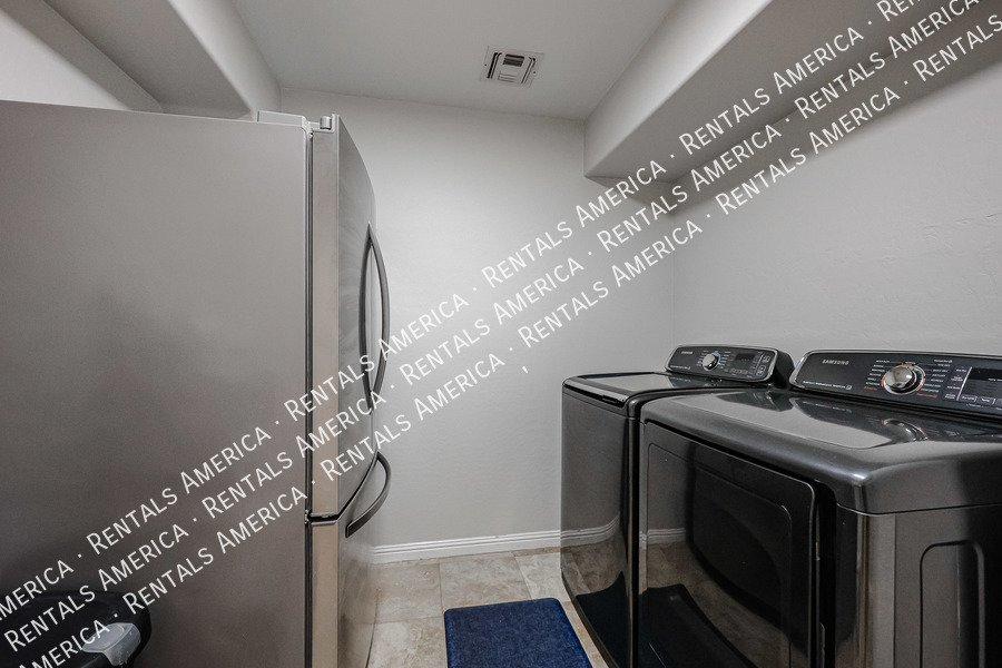 MOVE IN SPECIAL- 5 bedroom 3.5 bath home in Gilbert property image