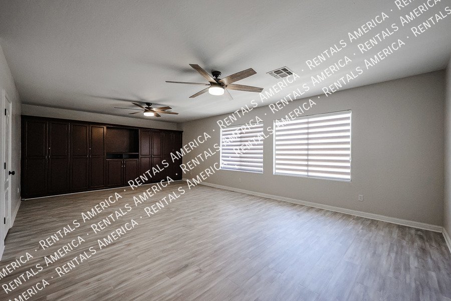 MOVE IN SPECIAL- 5 bedroom 3.5 bath home in Gilbert property image