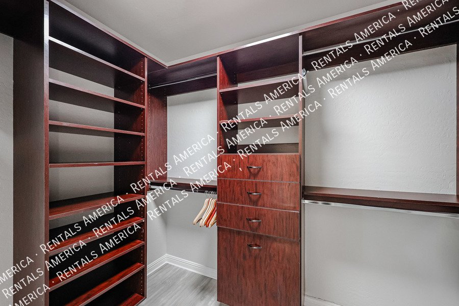 MOVE IN SPECIAL- 5 bedroom 3.5 bath home in Gilbert property image