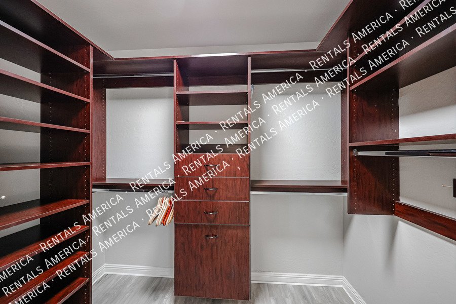 MOVE IN SPECIAL- 5 bedroom 3.5 bath home in Gilbert property image