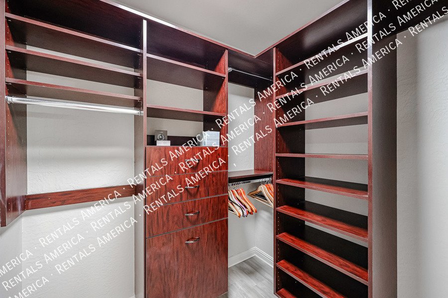 MOVE IN SPECIAL- 5 bedroom 3.5 bath home in Gilbert property image