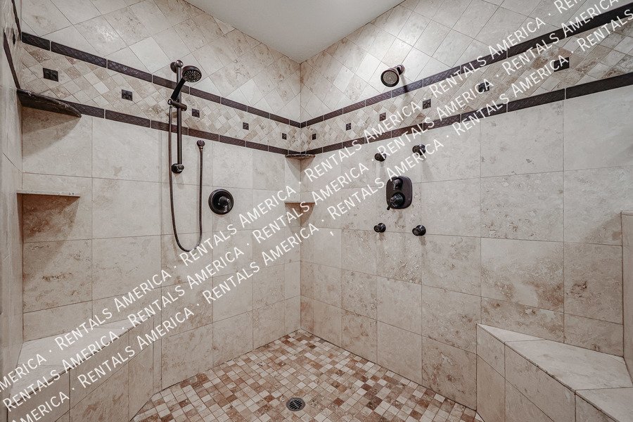 MOVE IN SPECIAL- 5 bedroom 3.5 bath home in Gilbert property image