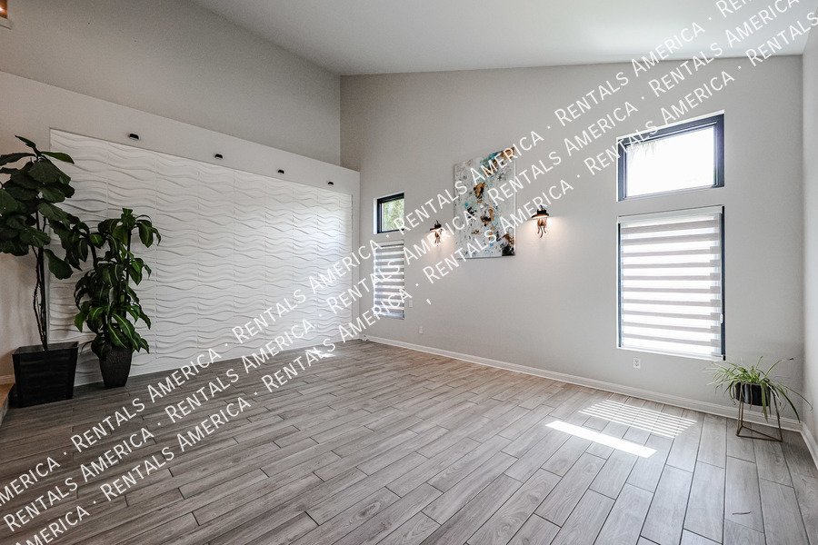 MOVE IN SPECIAL- 5 bedroom 3.5 bath home in Gilbert property image