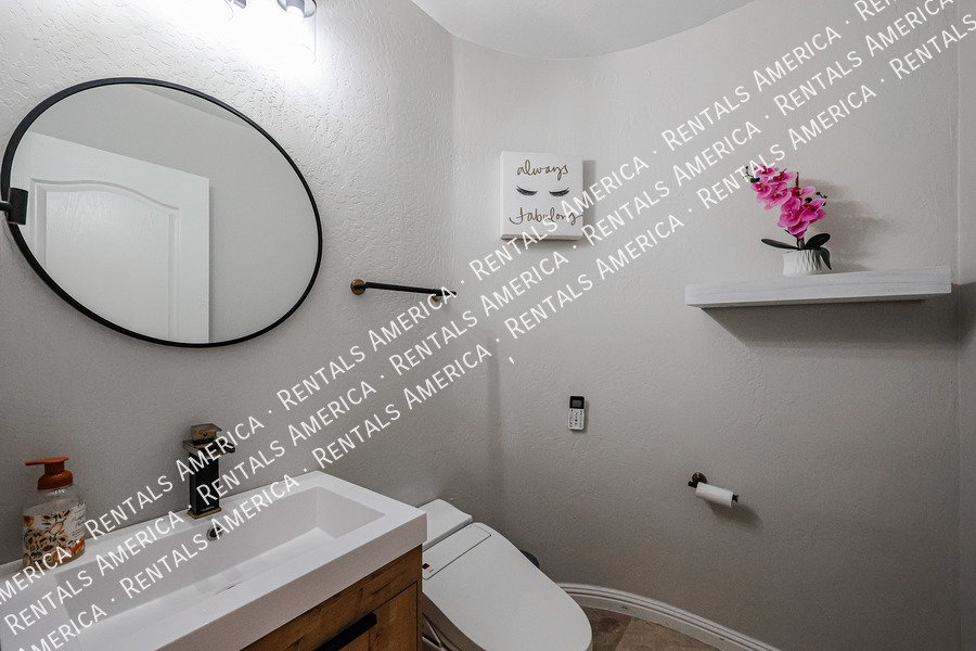 MOVE IN SPECIAL- 5 bedroom 3.5 bath home in Gilbert property image