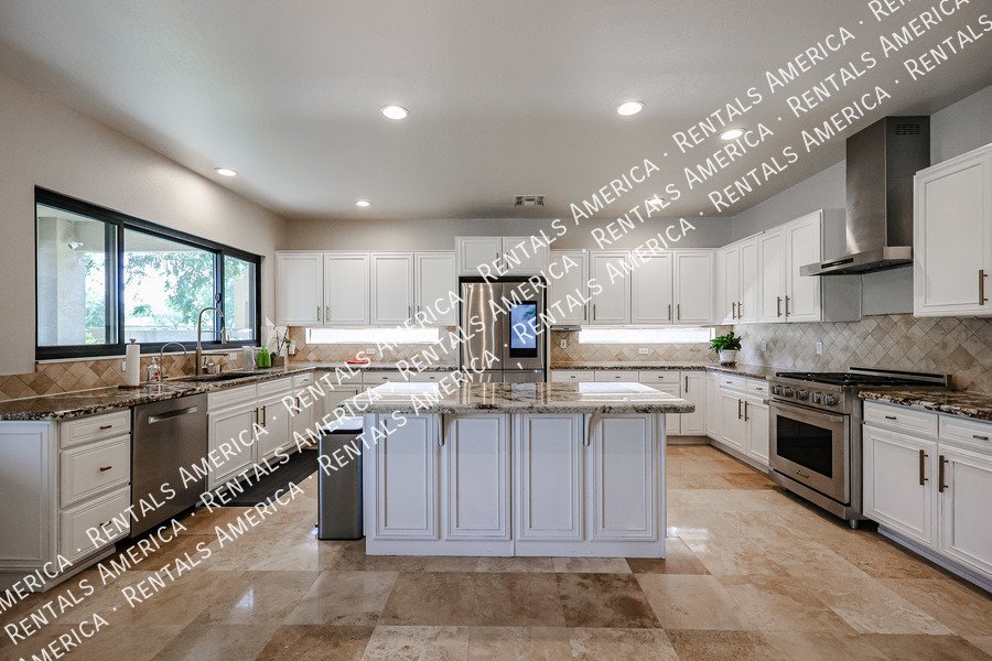 MOVE IN SPECIAL- 5 bedroom 3.5 bath home in Gilbert property image