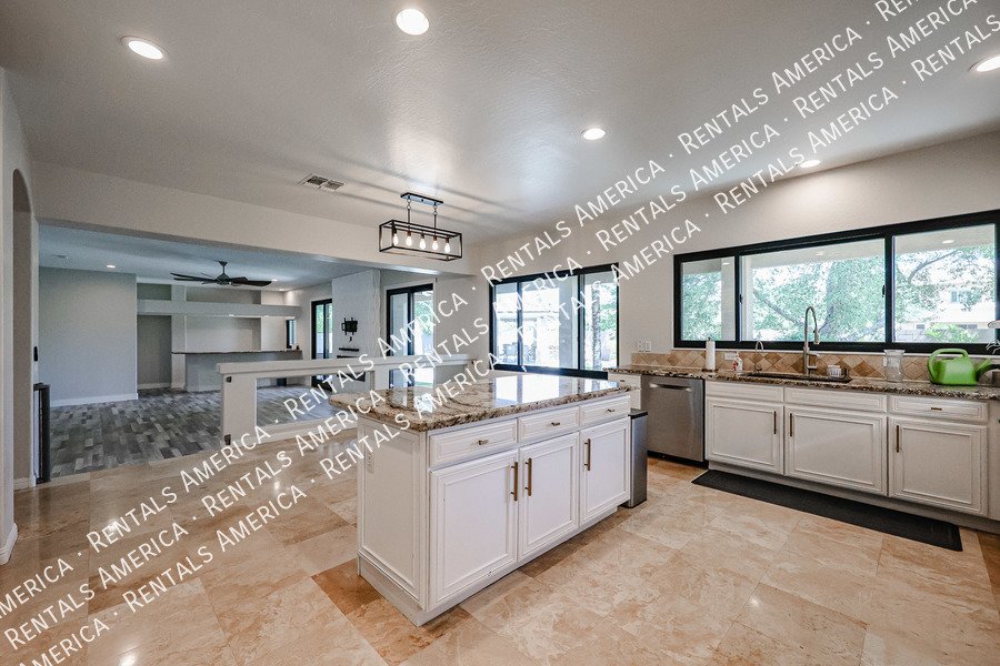 MOVE IN SPECIAL- 5 bedroom 3.5 bath home in Gilbert property image