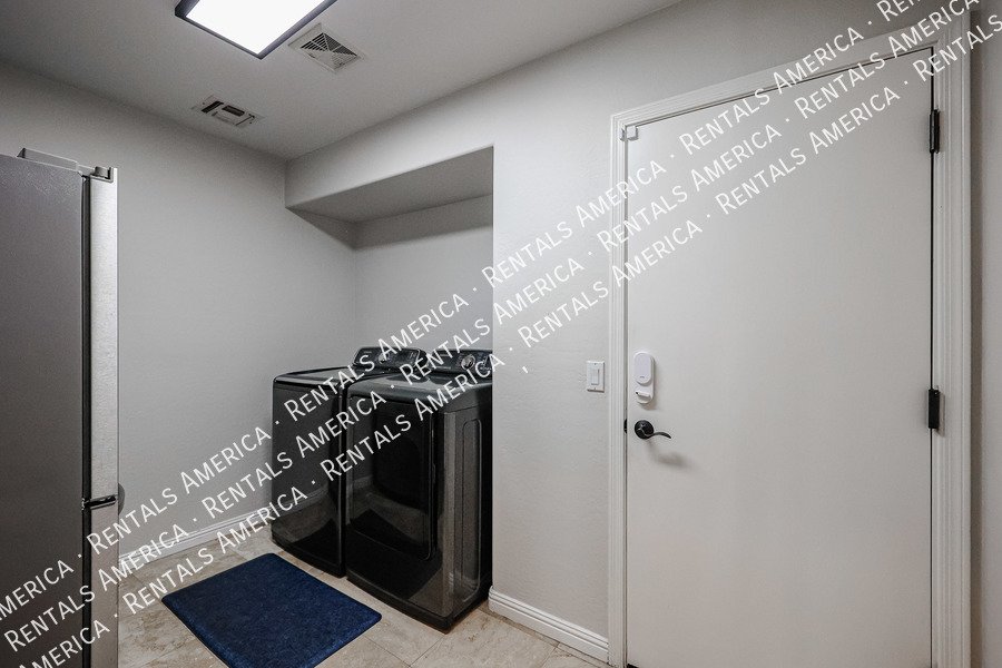 MOVE IN SPECIAL- 5 bedroom 3.5 bath home in Gilbert property image