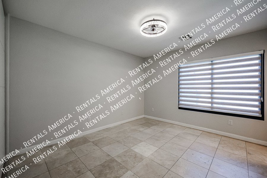 MOVE IN SPECIAL- 5 bedroom 3.5 bath home in Gilbert property image