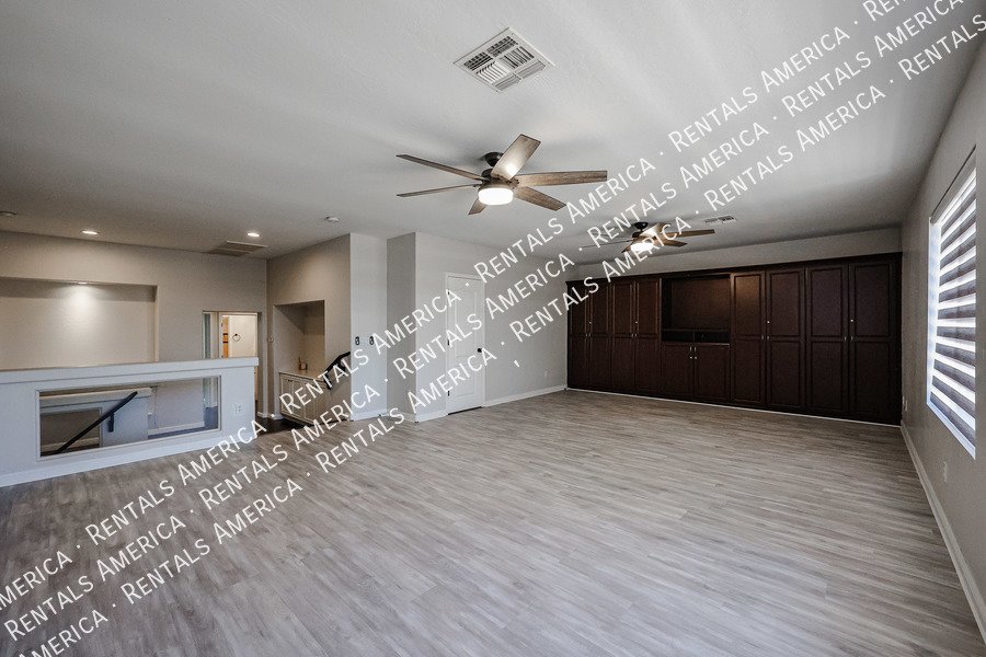 MOVE IN SPECIAL- 5 bedroom 3.5 bath home in Gilbert property image