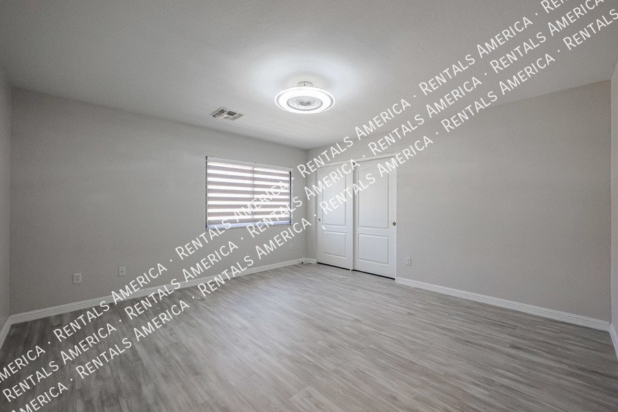 MOVE IN SPECIAL- 5 bedroom 3.5 bath home in Gilbert property image