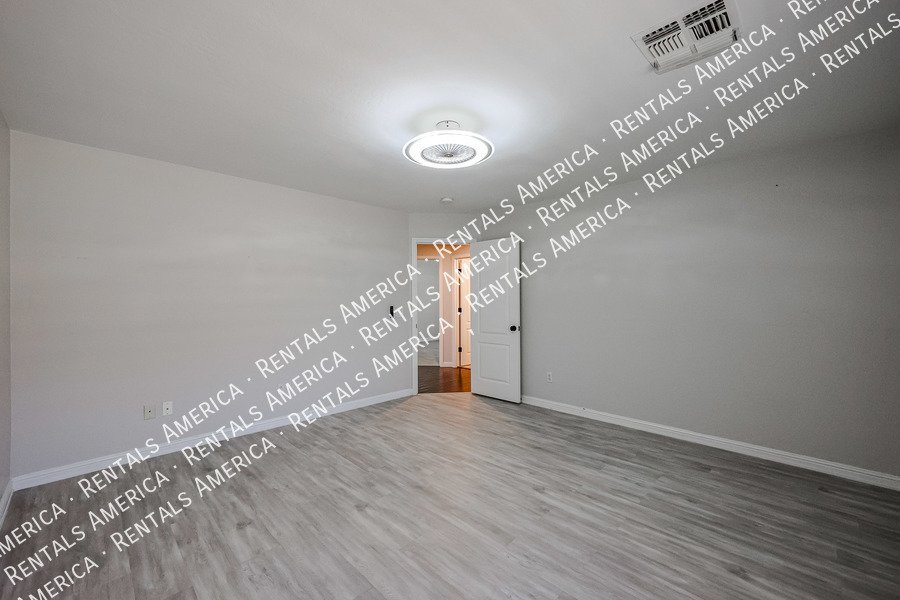 MOVE IN SPECIAL- 5 bedroom 3.5 bath home in Gilbert property image