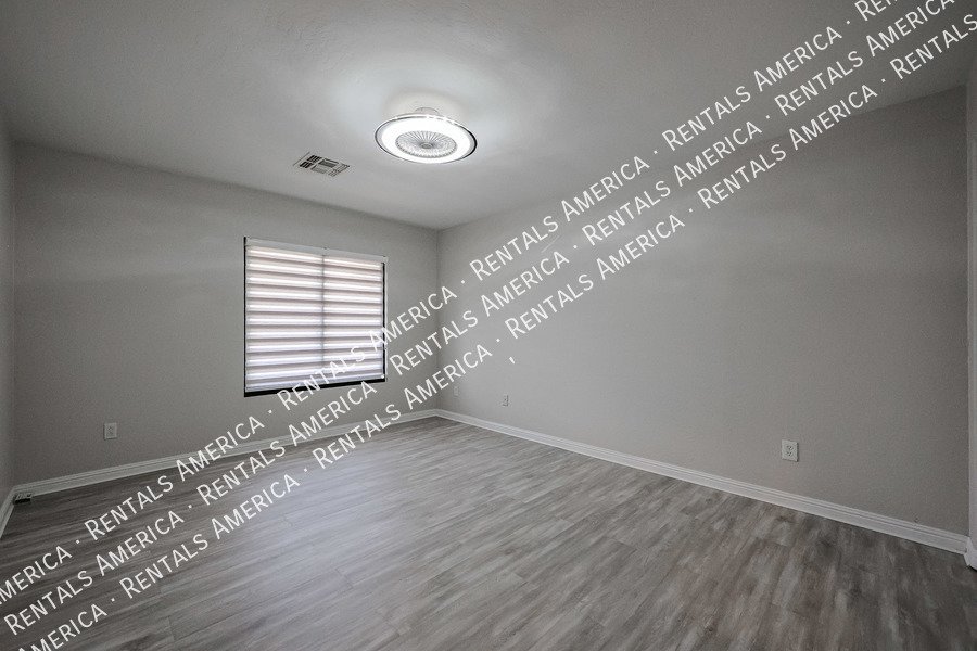 MOVE IN SPECIAL- 5 bedroom 3.5 bath home in Gilbert property image