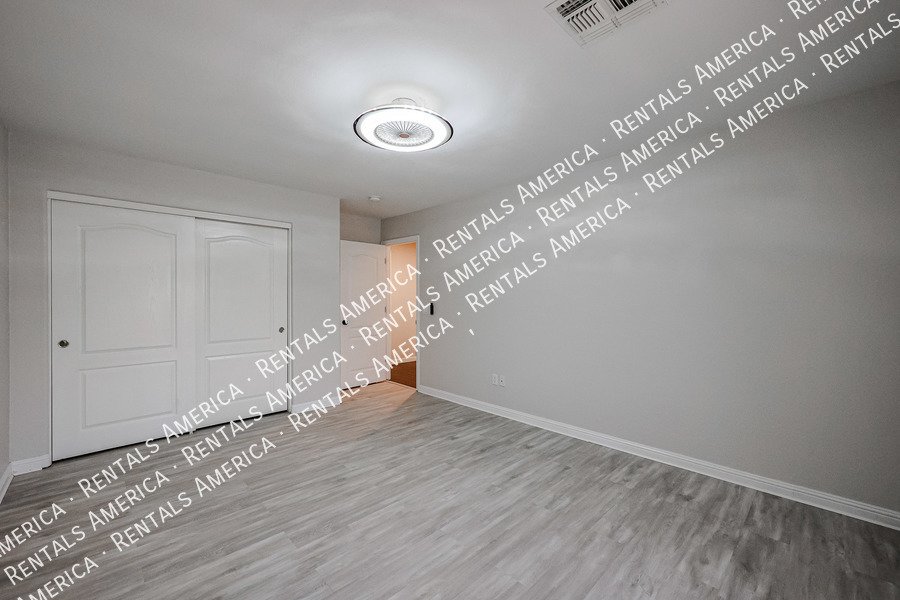 MOVE IN SPECIAL- 5 bedroom 3.5 bath home in Gilbert property image