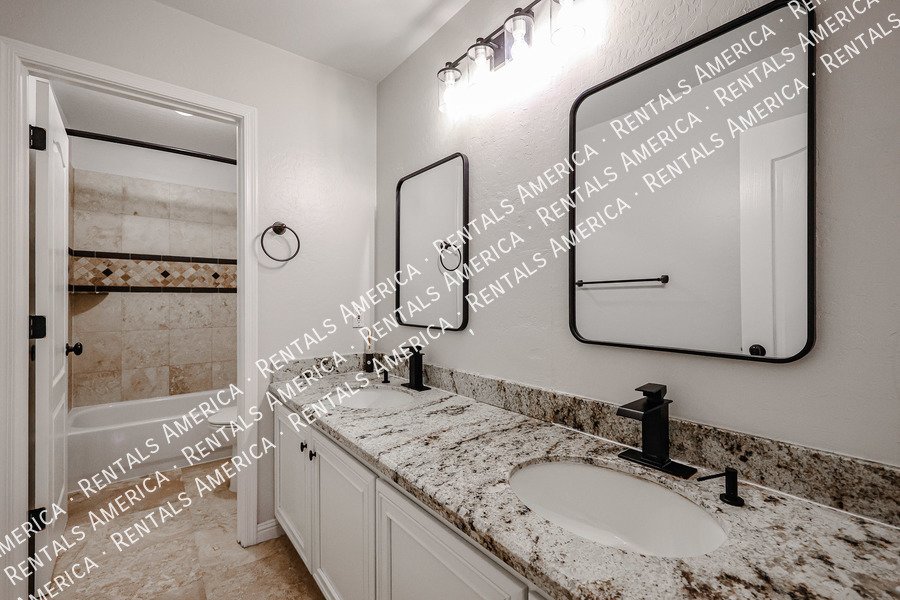 MOVE IN SPECIAL- 5 bedroom 3.5 bath home in Gilbert property image