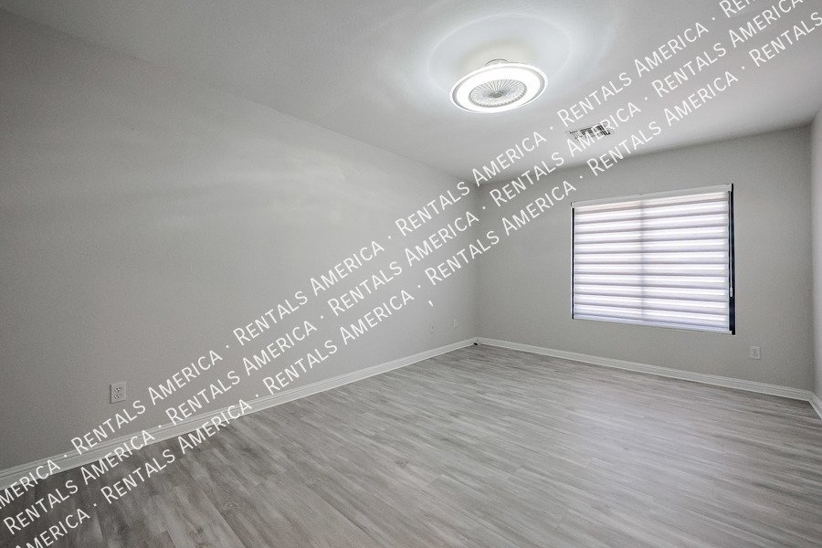 MOVE IN SPECIAL- 5 bedroom 3.5 bath home in Gilbert property image