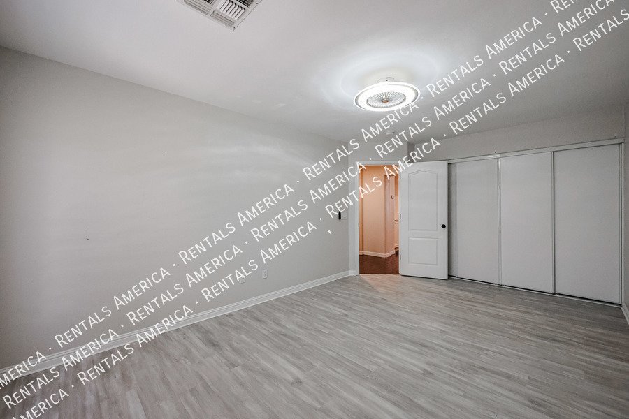 MOVE IN SPECIAL- 5 bedroom 3.5 bath home in Gilbert property image