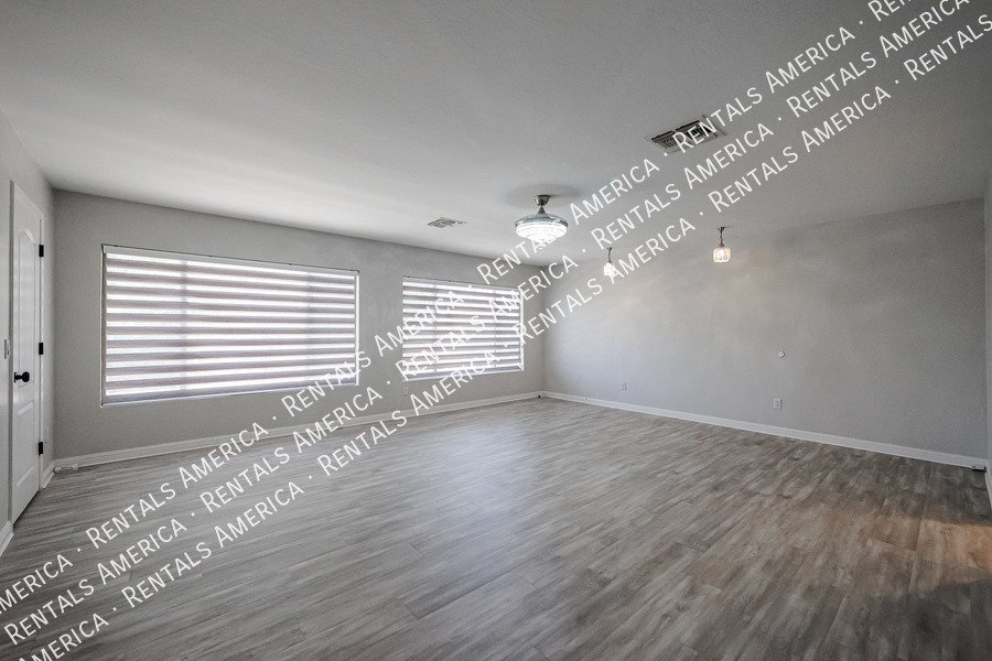 MOVE IN SPECIAL- 5 bedroom 3.5 bath home in Gilbert property image