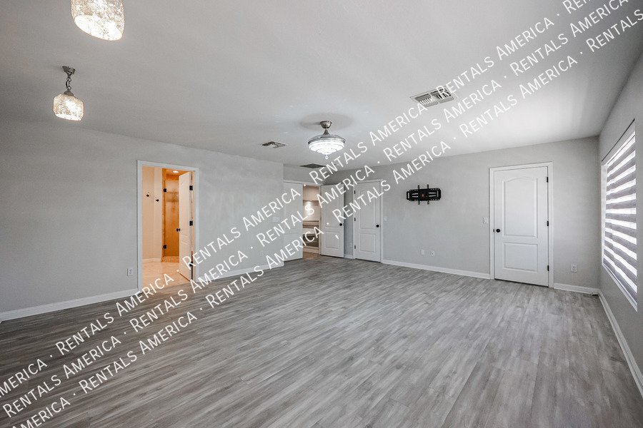 MOVE IN SPECIAL- 5 bedroom 3.5 bath home in Gilbert property image