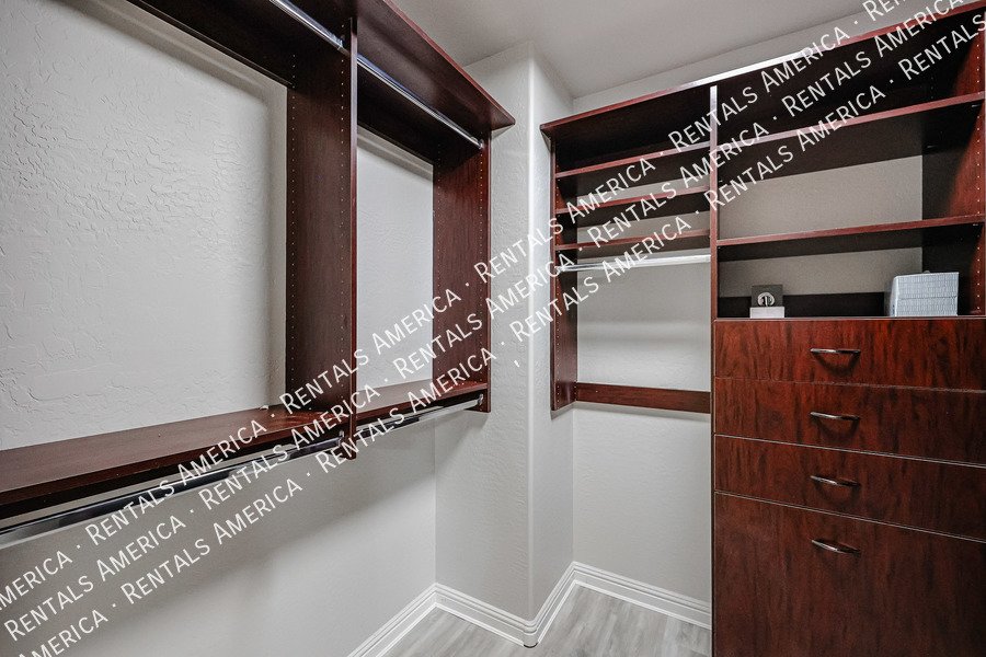 MOVE IN SPECIAL- 5 bedroom 3.5 bath home in Gilbert property image