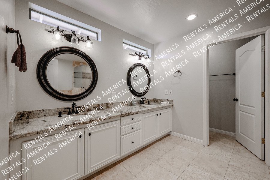 MOVE IN SPECIAL- 5 bedroom 3.5 bath home in Gilbert property image