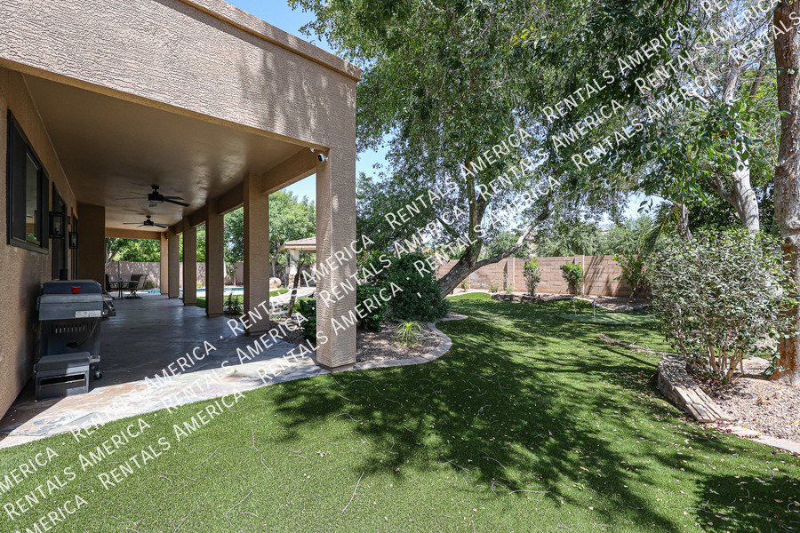 MOVE IN SPECIAL- 5 bedroom 3.5 bath home in Gilbert property image
