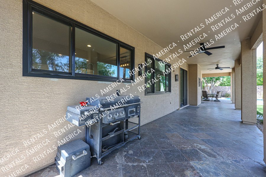 MOVE IN SPECIAL- 5 bedroom 3.5 bath home in Gilbert property image
