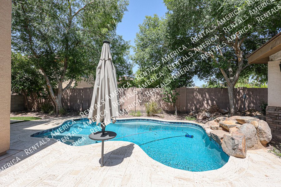 MOVE IN SPECIAL- 5 bedroom 3.5 bath home in Gilbert property image