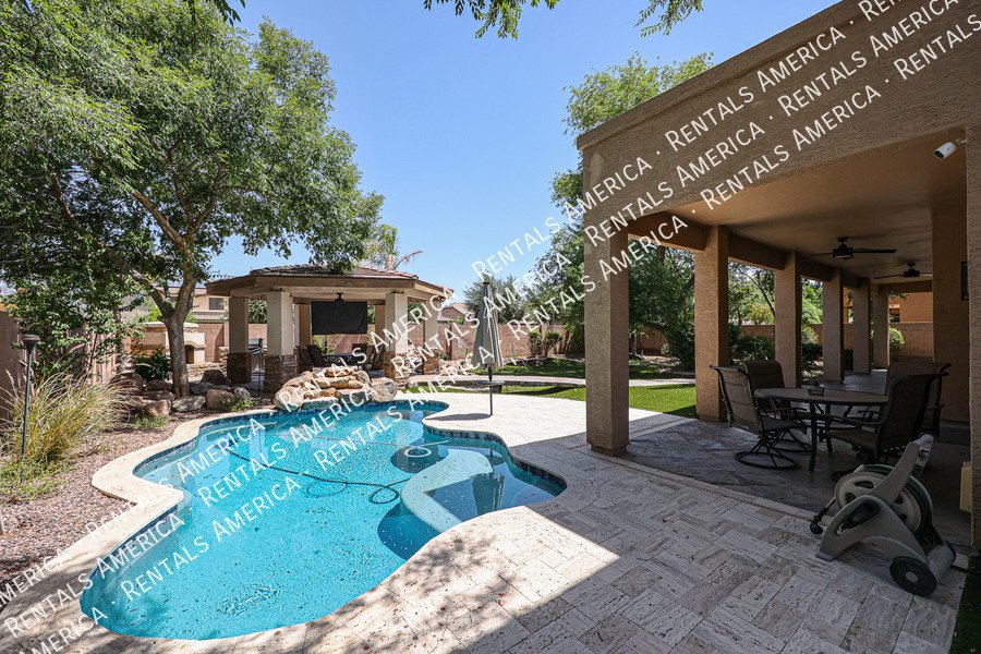 MOVE IN SPECIAL- 5 bedroom 3.5 bath home in Gilbert property image