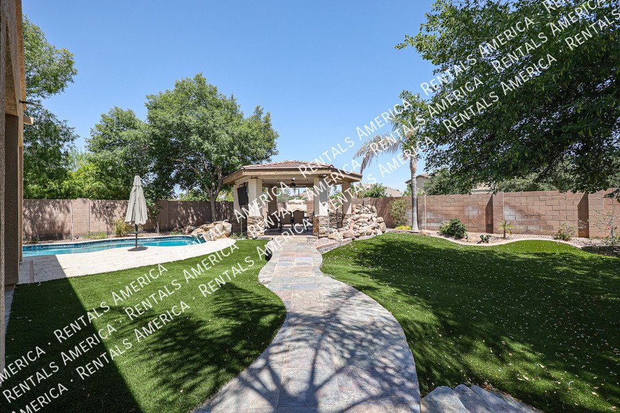 MOVE IN SPECIAL- 5 bedroom 3.5 bath home in Gilbert property image