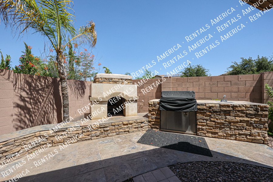 MOVE IN SPECIAL- 5 bedroom 3.5 bath home in Gilbert property image