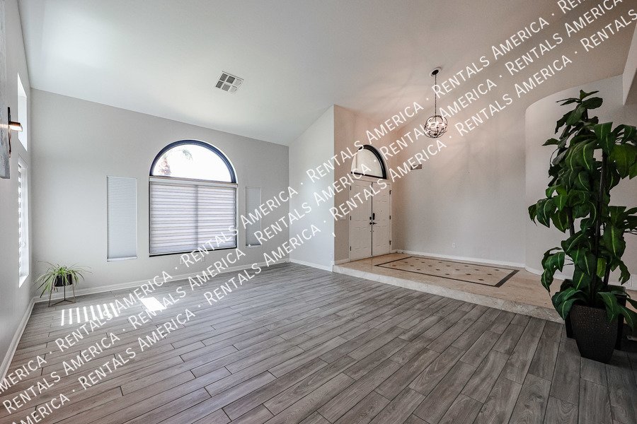 MOVE IN SPECIAL- 5 bedroom 3.5 bath home in Gilbert property image